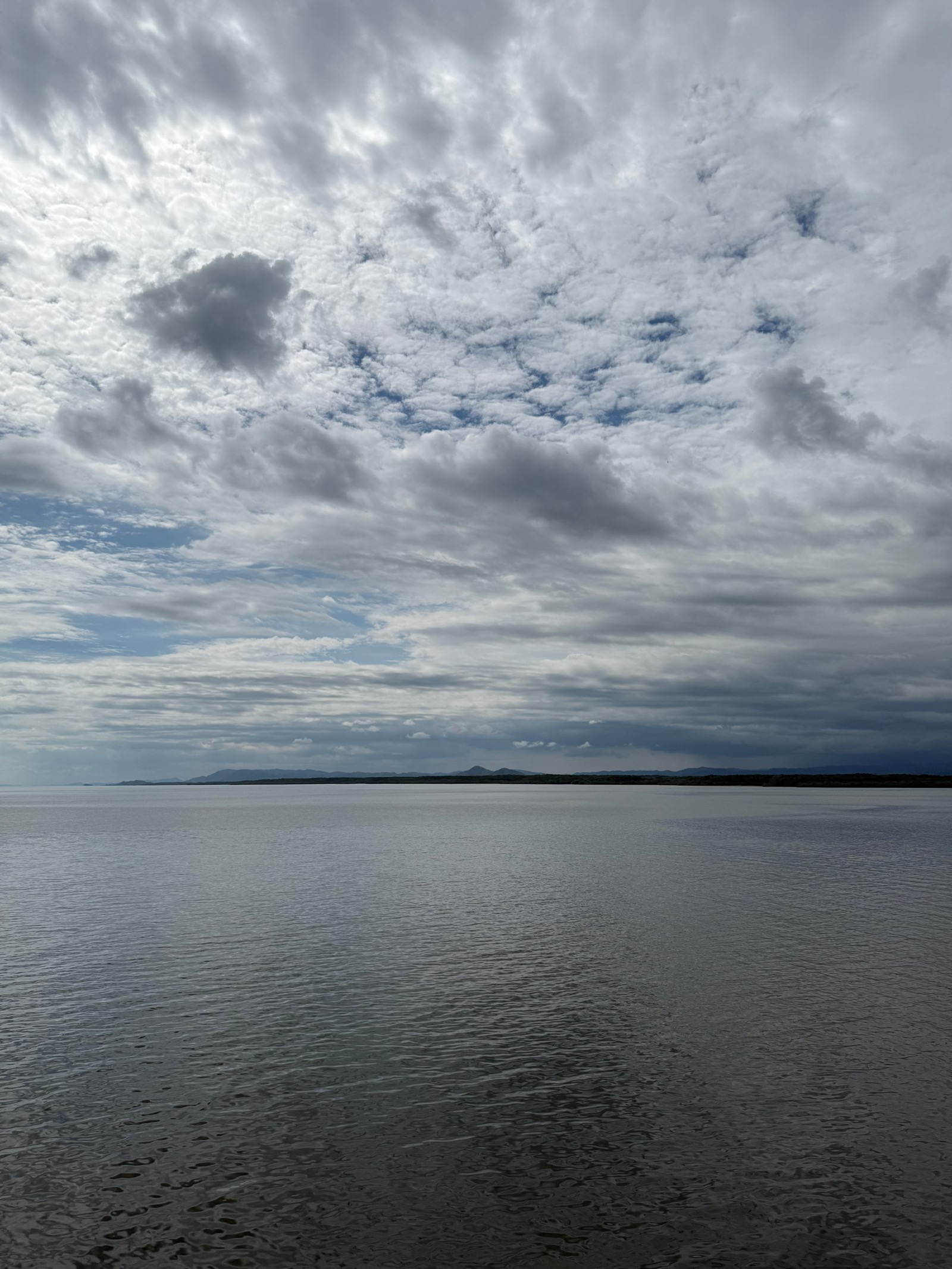 Mar bajo un cielo cubierto de nubes, visto desde el ferry.